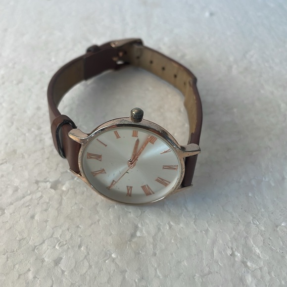 Women’s watch light brown band Roman numerals minute hand new battery - Picture 6 of 7